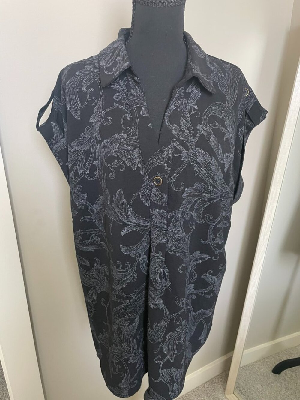 Olivia & Martin Dark Floral Sleeveless Button‑Down Top  Lightweight & Chic